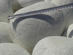 Tumbled White Pebbles 10/20 cm in Wire Cage